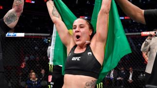 Jennifer Maia comemora a vitória no UFC 264