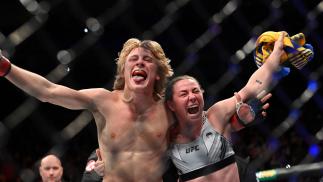 Paddy Pimblett comemora com Molly McCann após vencer no UFC Londres