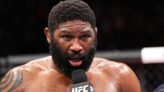 Curtis Blaydes dando entrevista no Octógono após a vitória sobre Chris Daukaus no UFC Columbus (Josh Hedges/Zuffa LLC)