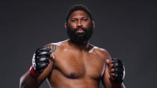 Curtis Blaydes posa nos bastidores após a vitória sobre Chris Daukaus no UFC Columbus (Mike Roach/Zuffa LLC)