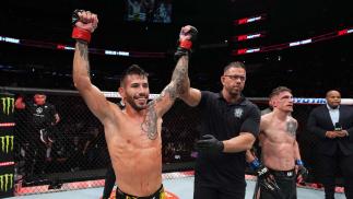 Matheus Nicolau tem o braço erguido após vencer David Dvorak no UFC Columbus (Josh Hedges/Zuffa LLC)