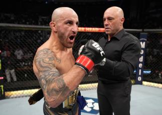 Alexander Volkanovski comemora a vitória no UFC 273
