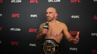 Alexander Volkanovski discusses his 4th RD TKO win over The Korean Zombie at UFC 273: Volkanovski vs The Korean Zombie (Photo by Juan Cardenas/Zuffa LLC)