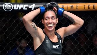 Taila Santos comemora após vencer Joanne Wood no UFC Fight Night no UFC Apex (Chris Unger/Zuffa LLC)