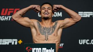 Daniel Lacerda posa na pesagem do UFC Vegas 41 (Jeff Bottari/Zuffa LLC)