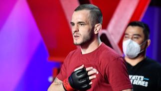 Lucas Almeida caminha em direção ao Octógono no Dana White's Contender Series (Chris Unger/ Zuffa LLC)