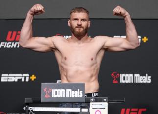 Jan Blachowicz of Poland poses on the scale during the UFC Fight Night weigh-in at UFC APEX on May 13, 2022 in Las Vegas, Nevada. (Photo by Jeff Bottari/Zuffa LLC)