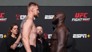 Alexander Volkov e Jairzinho Rozenstruik se encaram na pesagem do UFC Vegas 56 (Chris Unger/Zuffa LLC)