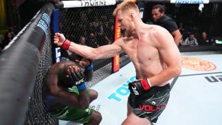 Alexander Volkov golpeia Jairzinho Rozenstruik no UFC Vegas 56 (Chris Unger/Zuffa LLC)