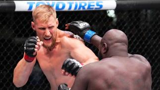 Alexander Volkov golpeia Jairzinho Rozenstruik no UFC Vegas 56 (Chris Unger/Zuffa LLC)