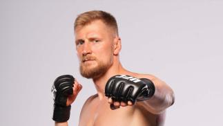 Alexander Volkov posta nos bastidores do UFC Vegas 56 após a vitória sobre Jairzinho Rozenstruik (Al Powers/Zuffa LLC)