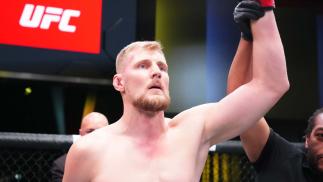 Alexander Volkov comemora após nocautear Jairzinho Rozenstruik no UFC Vegas 56 (Chris Unger/Zuffa LLC)