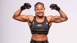 Karine Silva posa nos bastidores após vencer Poliana Botelho no UFC Vegas 56 (Al Powers/Zuffa LLC)