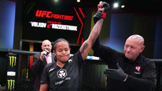 Karine Silva comemora após finalizar Poliana Botelho no UFC Vegas 56 (Chris Unger/Zuffa LLC)