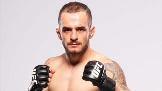 Lucas Almeida posa nos bastidores do UFC Vegas 56 após vencer Michael Trizano (Al Powers/Zuffa LLC)