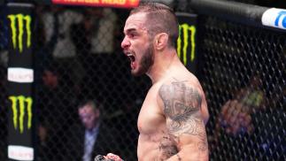 Lucas Almeida comemora após vencer Michael Trizano no UFC Vegas 56