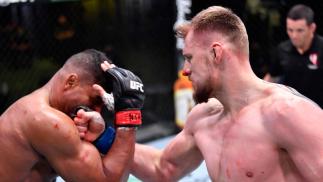 Alexander Volkov golpeia Alistair Overeem em UFC Fight Night no UFC Apex em fevereiro de 2021 (Chris Unger/Zuffa LLC)