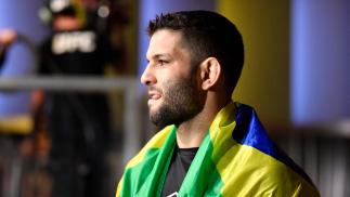 Thiago Moisés caminha ao Octógono com a bandeira do Brasil antes da luta com Joel Álvarez no UFC Fight Night no UFC Apex em 13 de novembro de 2021 (Chris Unger/Zuffa LLC)