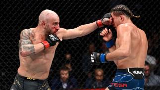 Alexander Volkanovski golpeia Brian Ortega no UFC 266 em 25 de setembro de 2021 (Jeff Bottari/Zuffa LLC)
