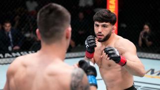 Arman Tsarukyan enfrenta Joel Álvarez no UFC Fight Night no UFC Apex em fevereiro de 2022 (Chris Unger/Zuffa LLC)