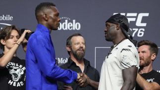 Israel Adesanya e Jared Cannonier se encaram em coletiva de imprensa do UFC 276 em Las Vegas (Jeff Bottari/Zuffa LLC)