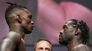 Israel Adesanya e Jared Cannonier se encaram na cerimônia de pesagem do UFC 276 em Las Vegas (Chris Unger/Zuffa LLC)