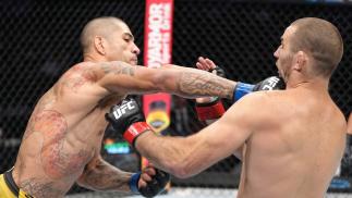 Alex "Poatan" Pereira conecta golpe em Sean Strickland no UFC 276 (Jeff Bottari/Zuffa LLC)