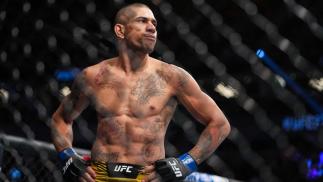 Alex Pereira no Octógono do UFC 276 após a vitória sobre Sean Strickland (Cooper Neill/ Zuffa LLC)