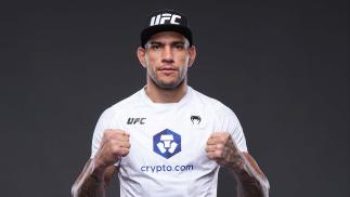Alex Poatan posa nos bastidores do UFC 276 após a vitória por nocaute sobre Sean Strickland (Mike Roach/Zuffa LLC)