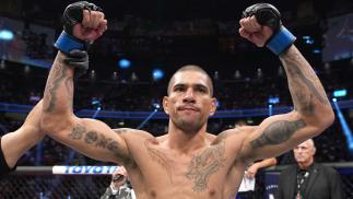 Alex Poatan comemora com os braços erguidos após nocautear Sean Strickland no UFC 276 (Jeff Bottari/Zuffa LLC)