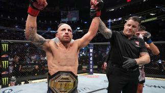 Alexander Volkanovski comemora com os braços erguidos após vencer Max Holloway no UFC 276 (Jeff Bottari/Zuffa LLC)