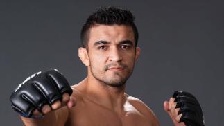 André Muniz posa nos bastidores do UFC 276 após a vitória sobre Uriah Hall (Mike Roach/Zuffa LLC)