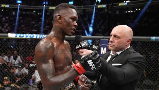 Israel Adesanya fala com Joe Rogan no Octógono após a vitória sobre Jared Cannonier no UFC 276 (Jeff Bottari/Zuffa LLC)