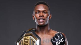 Israel Adesanya posa com o cinturão do UFC nos bastidores após a vitória sobre Jared Cannonier no UFC 276 (Mike Roach/Zuffa LLC)