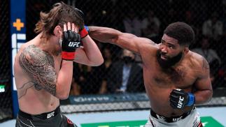 Chris Curtis golpeia Brendan Allen no UFC Fight Night no UFC Apex em dezembro de 2021 (Jeff Bottari/Zuffa LLC)