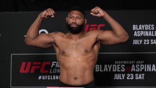 Curtis Blaydes posa na balança na pesagem do UFC Londres em julho de 2022 (Jeff Bottari/Zuffa LLC)