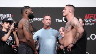 Curtis Blaydes e Tom Aspinall se encaram na pesagem do UFC Londres em julho de 2022 (Jeff Bottari/Zuffa LLC)