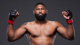 Curtis Blaydes posa nos bastidores do UFC Londres após a vitória sobre Tom Aspinall (Mike Roach/Zuffa LLC)