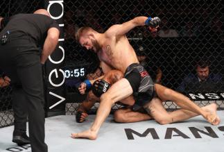 Jonathan Pearce punches Makwan Amirkhani of Kurdistan in a featherweight fight during the UFC Fight Night event at O2 Arena on July 23, 2022 in London, England. (Photo by Jeff Bottari/Zuffa LLC)