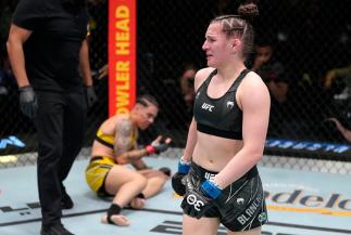 Erin Blanchfield comemora a vitória na luta principal do UFC Vegas 69. (Foto por Jeff Bottari/Zuffa LLC)