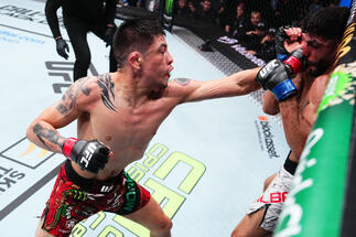 Brandon Moreno golpea a Amir Albazi