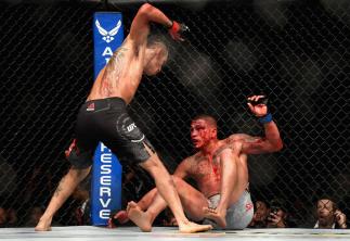 LAS VEGAS, NV - OCTOBER 06: Tony Ferguson dominates over Anthony Pettis in their lightweight bout during the UFC 229 event inside T-Mobile Arena on October 6, 2018 in Las Vegas, Nevada. (Photo by Harry How/Getty Images)