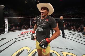 SAO PAULO, BRAZIL - SEPTEMBER 22: Alex Oliveira of Brazil celebrates after defeating Carlo Pedersoli in their welterweight bout during the UFC Fight Night event at Ibirapuera Gymnasium on September 22, 2018 in Sao Paulo, Brazil. (Photo by Buda Mendes/Zuf