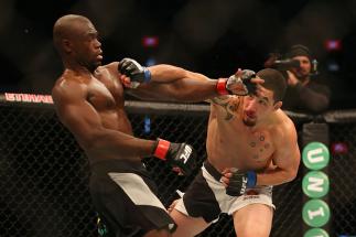 MELBOURNE, AUSTRALIA - NOVEMBER 15: Robert Whittaker of New Zealand (R) and Uriah Hall of Jamaica compete in their middleweight bout during the UFC 193 event at Etihad Stadium on November 15, 2015 in Melbourne, Australia. (Photo by Quinn Rooney/Getty Im