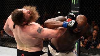 JULY 07: (R-L) Derrick Lewis connects with a right hand against Roy Nelson in their heavyweight bout during the UFC Fight Night event inside the MGM Grand Garden Arena on July 7, 2016 in Las Vegas, Nevada. (Photo by Jeff Bottari/Zuffa LLC/Zuffa LLC via Ge