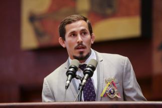 Marlon Vera receives a congressional medal for sporting merit in Ecuador