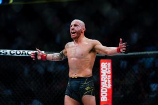 LAS VEGAS, NV - SEPTEMBER 25: Alexander Volkanovski of Australia taunts Brian Ortega in between rounds during their Featherweight title fight during UFC 266 at T-Mobile Arena on September 25, 2021 in Las Vegas, Nevada.