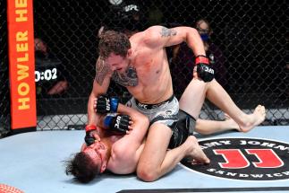 ufc vegas 27 hermanson golpea en el piso a Shahbazyan