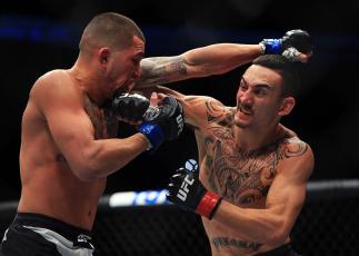 TORONTO, ON - DECEMBER 10: Max Holloway (R) of the United States fights Anthony Pettis (L) of the United States for the Interim Featherweight Title during the UFC 206 event at Air Canada Centre on December 10, 2016 in Toronto, Canada. (Photo by Vaughn R