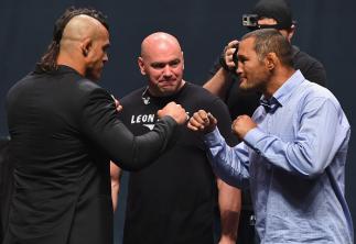 Vitor Belfort e Dan Henderson em encarada no lançamento do GO BIG, em Las Vegas.